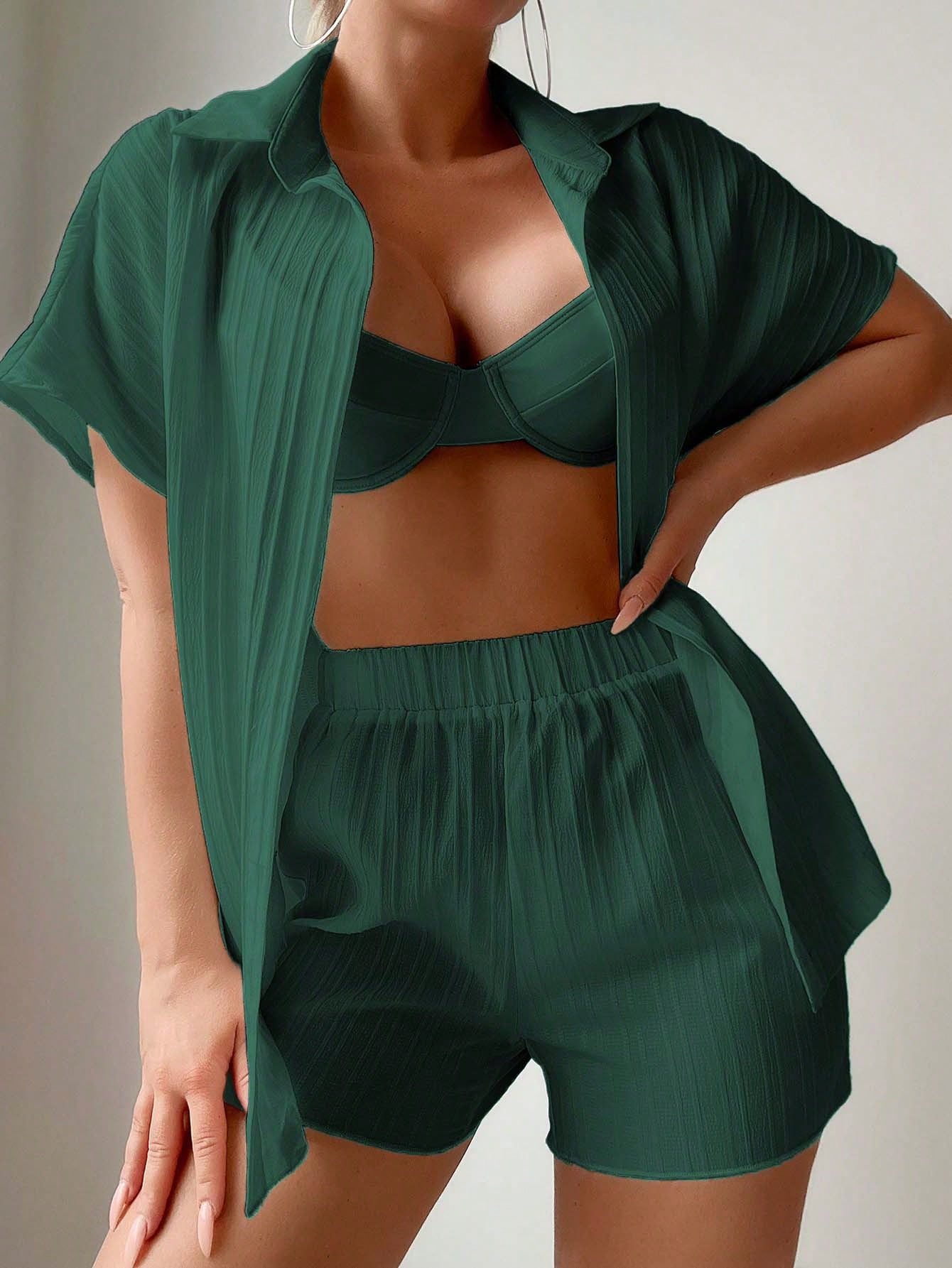 Swim Basics Kimono curto casual de verão com gola dobrável em uma cor lisa e shorts, perfeito para férias e lazer.