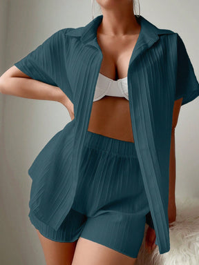 Swim Basics Kimono curto casual de verão com gola dobrável em uma cor lisa e shorts, perfeito para férias e lazer.