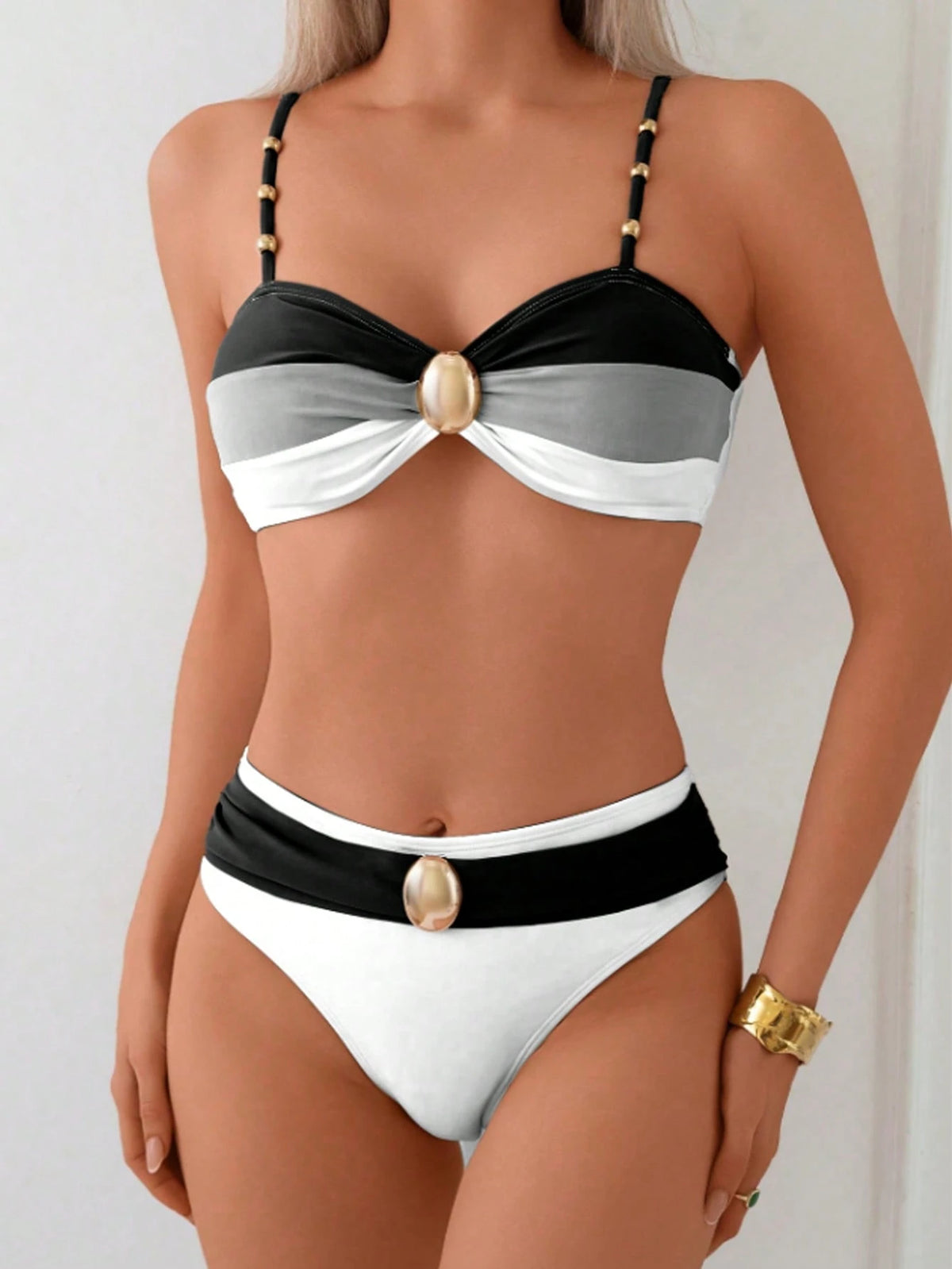 Swim Chiccia 2 peças/Conjunto Maiô Maduro Feminino, Apresentando Top com Alça Ajustável Decorada com Contas Metálicas em Recorte Tricolor e Bottom de Triângulo Regular com Decoração de Contas Metálicas Amarradas na Cintura a Combinar