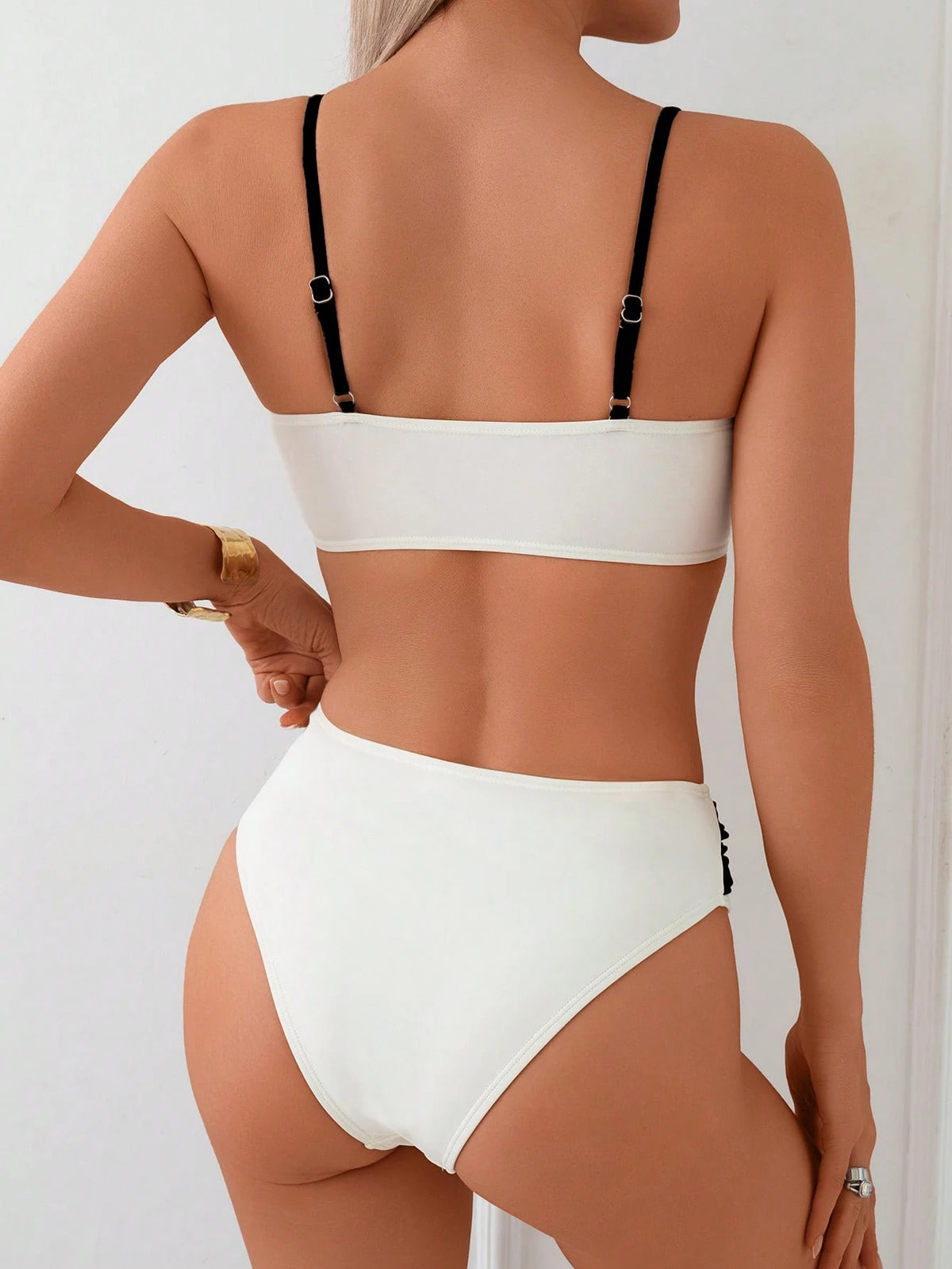 Swim Chiccia 2 peças/Conjunto Maiô Maduro Feminino, Apresentando Top com Alça Ajustável Decorada com Contas Metálicas em Recorte Tricolor e Bottom de Triângulo Regular com Decoração de Contas Metálicas Amarradas na Cintura a Combinar