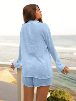 SHEIN Swim Conjunto de camisa de botão frontal com gola dobrável e shorts de cor sólida para cobrir a praia no verão