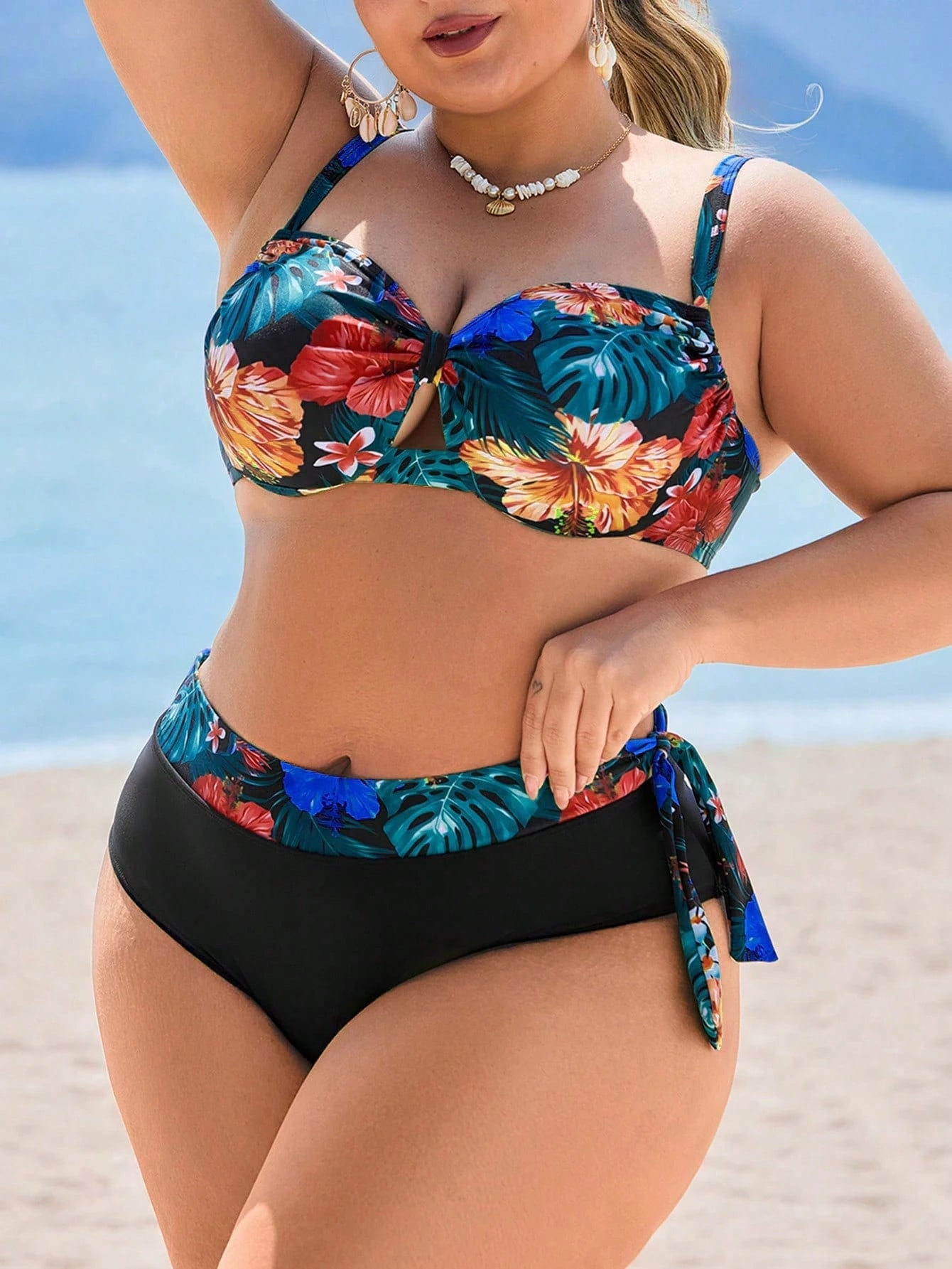 Swim Lushoire Conjunto com 2 Peças Estampa de Planta Tropical Aleatória para Mulheres Plus Size, Top Assimétrica com Babado e Maiô Bikini Triângulo de Cintura Alta, Traje de Banho Simples para Férias e Uso Diário